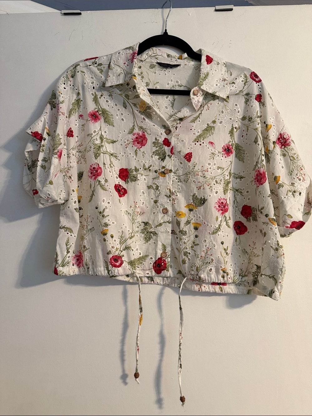 ZARA Floral Eyelet Button-Front Cropped Shirt, size Medium